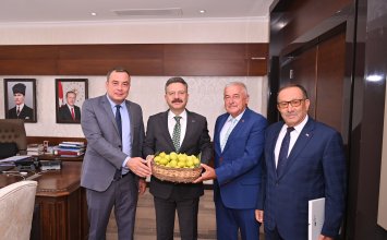 03.08.2023  Aydın Commodity Exchange Presented the First Aydın Fig of the Season to Aydın Governor Huseyin Aksoy